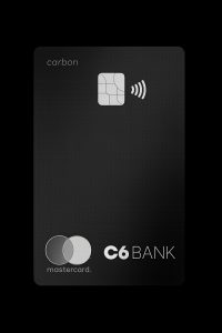 “Cartão preto do C6 Bank (C6 Carbon) em destaque sobre fundo preto. O cartão tem textura discreta em padrão diagonal, com a palavra ‘carbon’ no canto superior esquerdo. No topo central aparece o chip prateado e, à direita, o símbolo de pagamento por aproximação. Na parte inferior esquerda está o logotipo da Mastercard com dois círculos sobrepostos e a palavra ‘mastercard’. No canto inferior direito aparece o logo ‘C6 BANK’ em branco, reforçando o visual premium e minimalista do cartão.